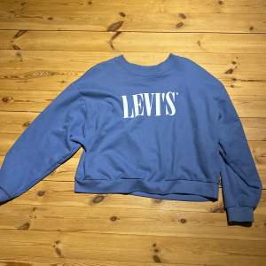 Blå Levis crewneck tröja med tryck. Storlek M, nyskick.