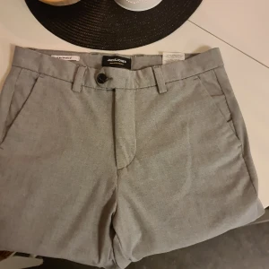 Byxor  - Säljer nu mina jack&jones byxor för dom är för små. Använda fåtal gånger. Stl W29 L30