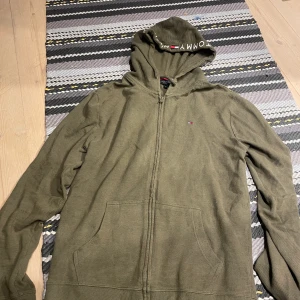 Tommy Hilfiger zip-up - Säljer min Tommy hilfiger zip-up pga storlek minimalt använd skick 10/10