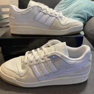Adidas forum 84 low - Adidas forum 84 low avd chalk white. Aldrig använda. Box medföljer. Köpta på stockx. Storlek 42. Vi kan komma överens om betalning vid eventuell frakt. 
