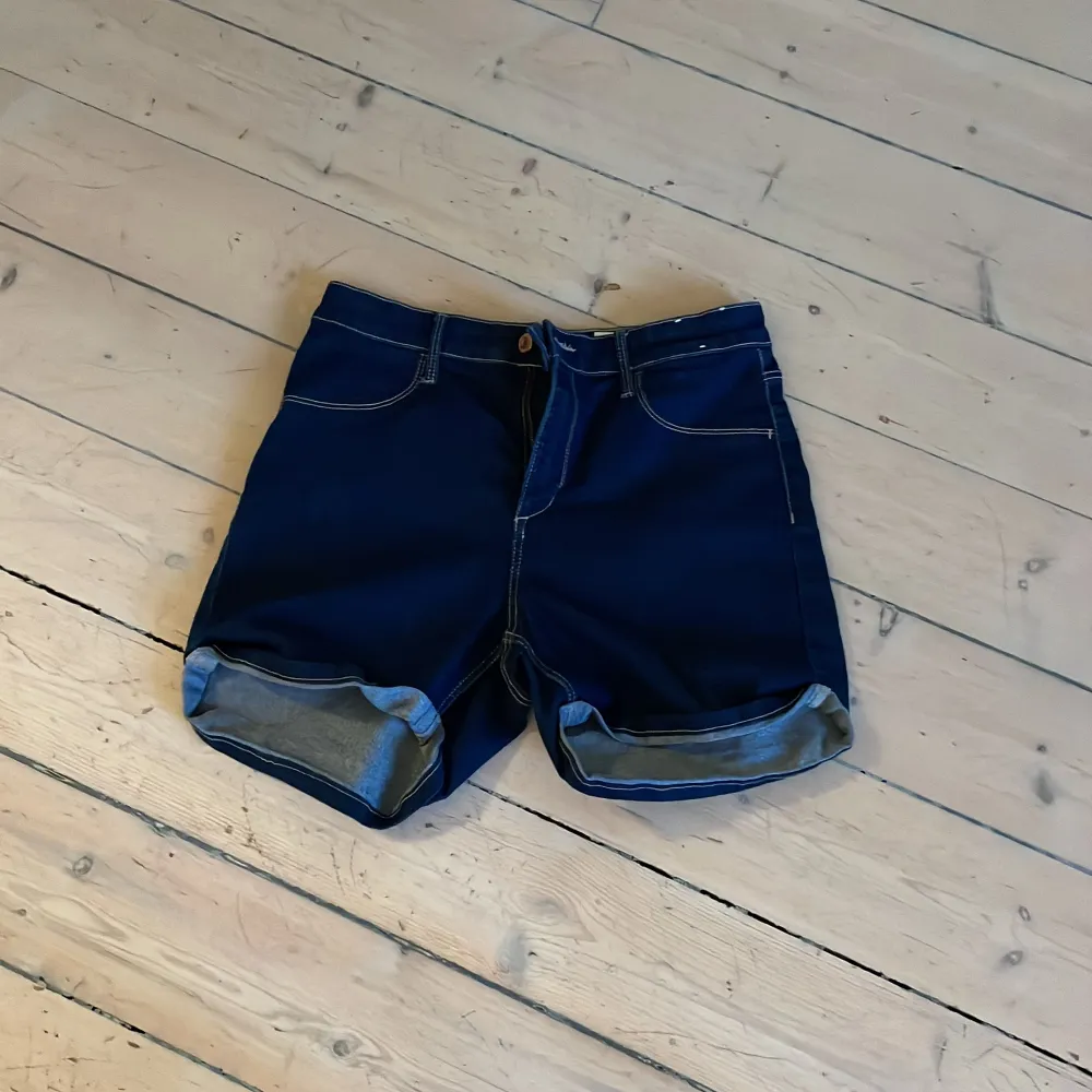 Jag säljer ett par HM shorts. De är högmidjade och mörkblåa.. Shorts.