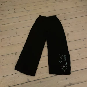 Svarta HM byxor - Här har vi ett par svarta HM byxor att köpa.De har använts 1-3 gånger och är i bra skick.Om du vill ha frakt måste du betala 29kr extra.