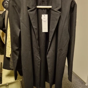 Blazer  - Kavaj från Jacqueline de Yong Rak modell. Polyester 95 % 5 % elastan. Från Nelly. Helt ny.Tunn kvalitet  