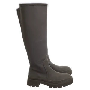 Stövlar  - Stövlar från ZARA, lånade bild från sellpy men exakt likadana❣️ Använt typ 5 ggr 