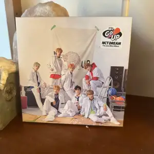 Nct dreams we go up album, är i nyskick och skivan är aldrig spelad. jisung PC, mark id-card och klistermärken ingår.