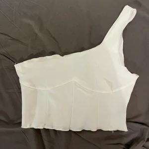Vit One shoulder topp - Vit one shoulder topp från shein i storlek S med fina detaljer vid brösten, använt endast 1 gång.💞