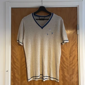 stickad t-shirt - så söt tröja med fjärilar på. köpt i sundsvall och använd ett par gånger🥰