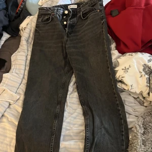 Jeans  - Svarta jeans från zara. Säljer pågrund av att dom är försmå. Bra i längd på mig som är 172.