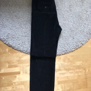 WEEKDAY manchesterbyxor - WEEKDAY manchesterbyxor. Storlek: 48, använda några gånger men inga defekter. Pris: 170kr