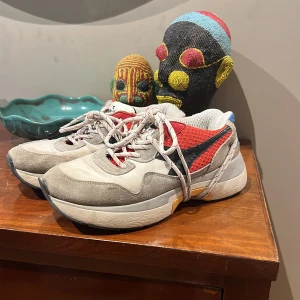 Diadora  - Köpta i Italien  Andvända men inte några sakor  Dom är vita med röda, blå o gula ditaljer  Sköna att gå i Köpta för 1700kr Säljer för 600 Storlek 40 men jag som har 38 passar dom bra så ganska små i storlek