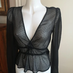 2 svarta toppar  - Oanvända men endast en har lappen kvar. 