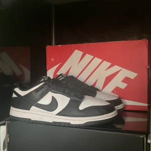 Nike dunk low panda  - 🐼Nike dunk low panda🐼💜Mycket populär sko💜💥Box finns (lite skadad) och kvitto 💥✅Vid frågor eller fler bilder är det bara att kontakta mig✅📦Kan fraktas eller mötas upp i Stockholm📦🦋Pris kan diskuteras vid snabb affär 🦋