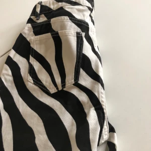 NA-KD jeans zebra - Aldrig använda, stl 38, jeans zebramönster, nypris 500kr, nu 150
