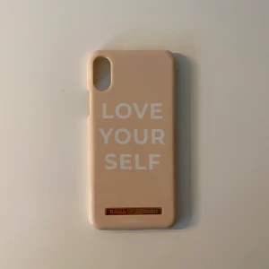 iPhone xs skal  - Supersnyggt iPhone xs skal ifrån Therese Lindgrens kollektion men Ideal Of Sweden! Inga tydliga defekter💓