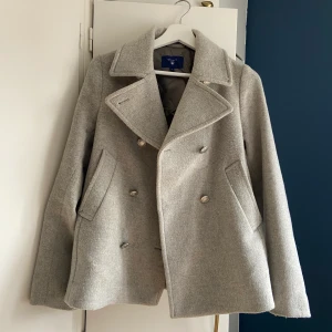 Kort kappa - Kort kappa från Gant. Väl använd men fint skick. Strl S. Tar emot bud från 349kr.  