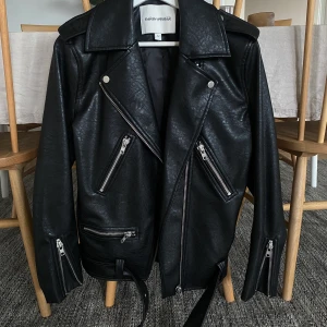 Skinnjacka - Oversized skinnjacka från Carin Wester. Använd ett fåtal gånger, inga hål eller fläckar. Storlek 34. Material: syntet. 470 inkl spårbar frakt.
