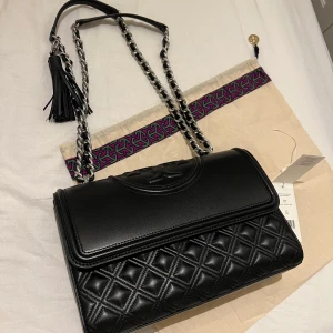 TORY BURCH FLEMMING - Axelremsväska från Tory Burch.  Inköpt i maj 2022. Enbart använd vid 4 olika tillfällen. Väskan är i nyskick utan skavanker. Dustbag o pristag medföljer.  Lyckades fynda väskan till ett pris av 5899kr, därav mitt billiga pris. 