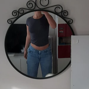 LOW WAIST LEVIS VINTAGE - Svincoola vintage jeans från Levis. Dom är low waisted och märkta i strl M/32. Priset går att diskutera vi den smidig affär