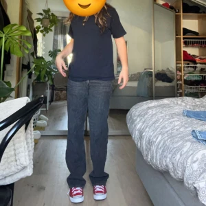 arrow low jeans - !INTRESSEKOLL! jag säljer dessa lågmidjade jeansen från weekday, knappt använda och säljer nu pga att jag ska spara pengar💗 jättebra kvalite och nästan precis som nya💗köparen står för frakten