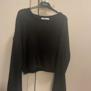 Tjocktröja  - Stickad tröja från nakd med vida ärmar. Skitsnygg att dra över en t-shirt eller klänning🌹