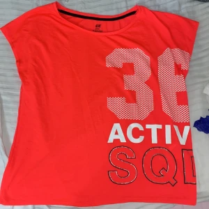 Sport tröja i neon rosa - En jätteskön sport tröja som är i neonrosa 😍 perfekt till träningen. är i storlek 146/152 men passar dem som har storlek XS/S. Köparen står för frakten ❤️