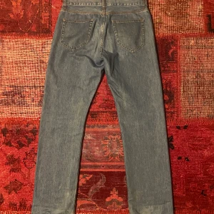 Bastini jeans - Tvär feta straight-leg Bastini jeans i ljus blå färg som passar med typ allt, dom har ett skönt material och är i perfekt skick säljer pågrund av att dom int passar mig. (Skriv för mer info!!)