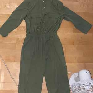 Grön one pice/jumpsuit - En jättefin one pice/jumpsuit som jag vill bli av med.  Aldrig använd, lapp kvar! Skriv även om ni har förslag på annat pris. 