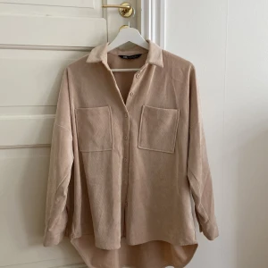 Zara tröja storlek XS - Beige zara tröja i boxig passform. Har använd bara några gånger. 
