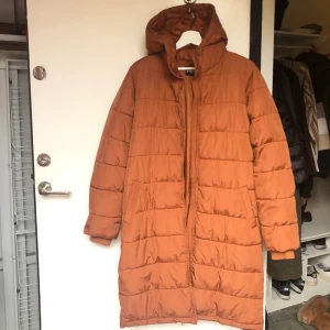 Lång vinterjacka  - Säljer denna vinterjacka i storlek M, knappt använd. Hör av dig för intresse💖