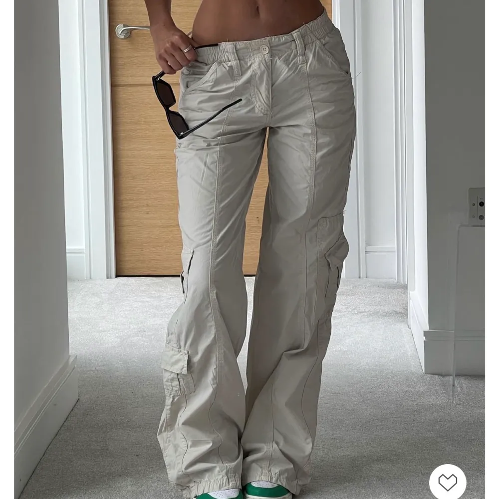Cargobyxor köpta på Urban outfitters i London. Använda fåtal gånger 🤠(bilderna är lånade, men byxorna identiska). För fler bilder är de bara att höra av sig ⚡️. Jeans & Byxor.