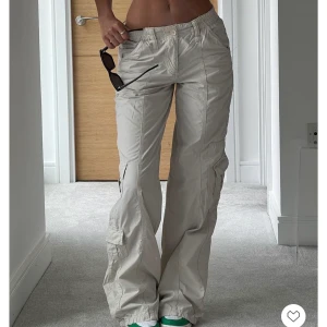 Cargobyxor strl M  - Cargobyxor köpta på Urban outfitters i London. Använda fåtal gånger 🤠(bilderna är lånade, men byxorna identiska). För fler bilder är de bara att höra av sig ⚡️
