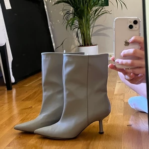 Otroliga klackar i storlek 40 - 🤍Säljer dessa UNDERBARA klackar, endast använda 2 ggr så i jättefint skick 🤍Storlek 40, passar 39 (jag har 39)  