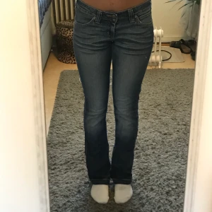 Lågmidjade Lee jeans - Supercoola sköna Lee jeans. Det står inte vilken storlek dom är men skulle gissa på W30/L31 eftersom midjemåttet är 76cm och Innerbenslängden 79 cm.!! Jag är 162 cm lång!! Kom privat för fler bilder :)