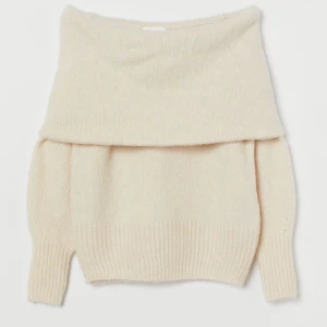 Stickad offshoulder tröja - Stickad créme vit off shoulder tröja från HM i storlek S. Bara använd en gång men kände inte att det var min stil därav säljer jag vidare den. Nypris 300kr💞