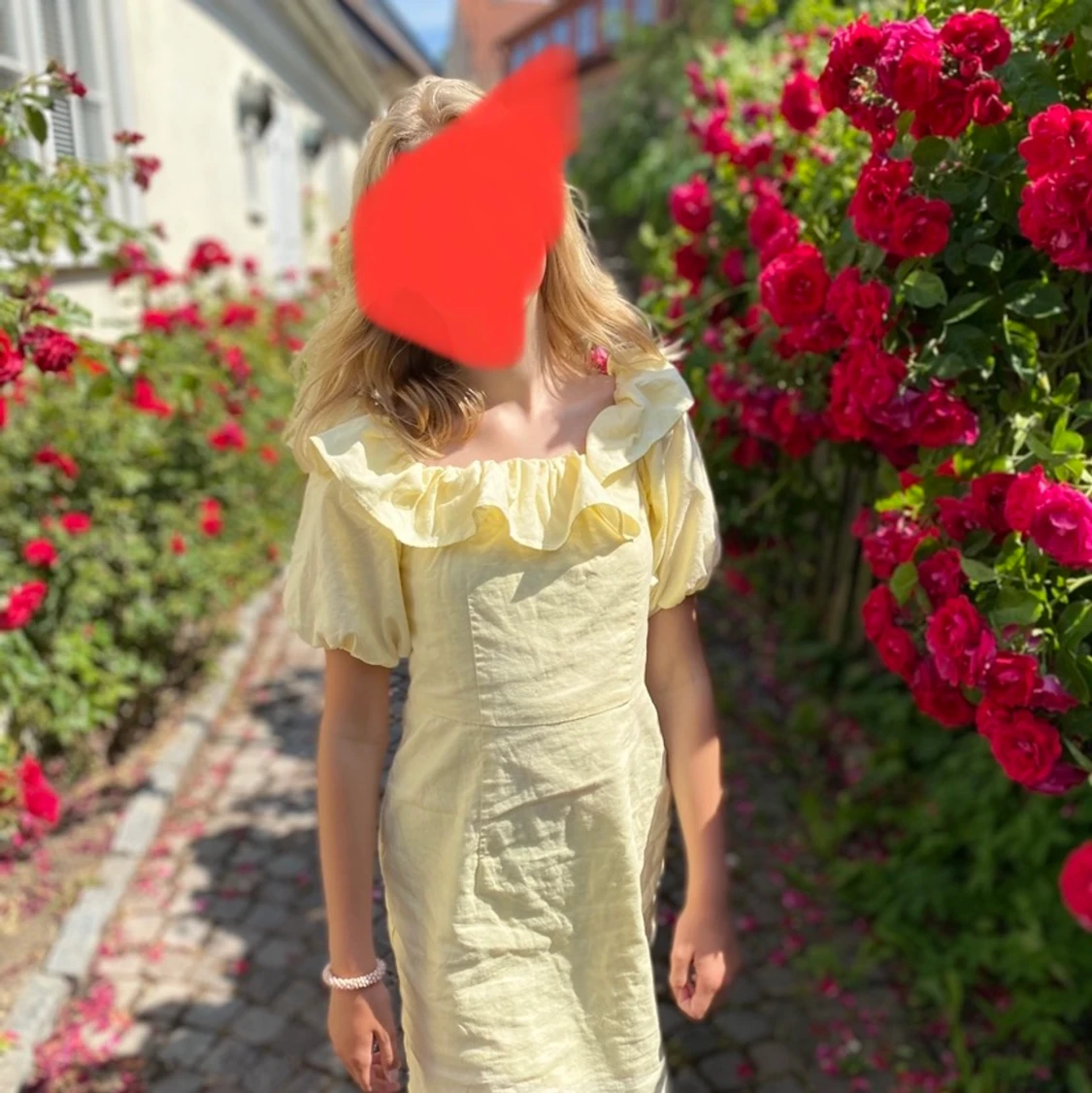 Gul klänning med volang 