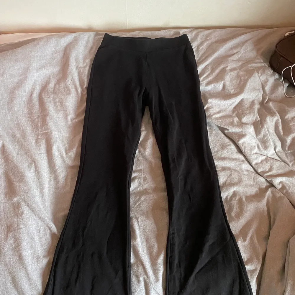 Bootcut byxor från Kappahl i storlek 152, ganska Högmidjade. Säljer pga för korta för mig som är 161 cm.. Jeans & Byxor.