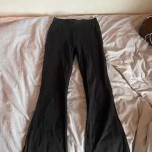 Svarta bootcut byxor - Bootcut byxor från Kappahl i storlek 152, ganska Högmidjade. Säljer pga för korta för mig som är 161 cm.