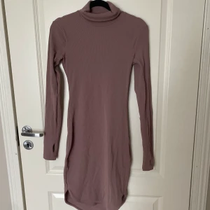 Klänning - Oanvänd polo klänning, åtsittande och framhäver kroppens former. 