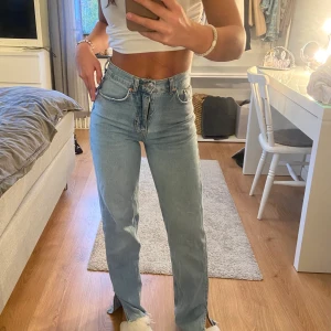 Blå jeans - Ett par blåa jeans från Gina som jag klippt av. Längden passar mig som är 160cm lång. köpare står för frakt!