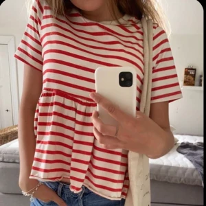 Blus - Säljer den jättesnygg randiga toppen från zara. Slutsålt online och är i nyskick. Köparen står för frakten💞