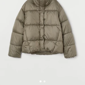 Puffer jacka khakigrön  - Säljer i Xs, inga defekter
