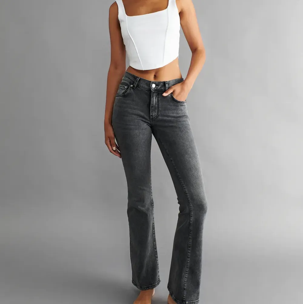 Säljer mina nya lågmidjade jeans! Aldrig använda och nya!💞dom är i storlek 38 men sitter mer som en 36, passar båda! . Jeans & Byxor.