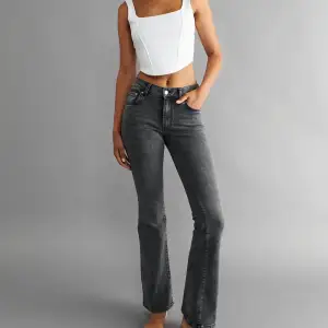 Säljer mina nya lågmidjade jeans! Aldrig använda och nya!💞dom är i storlek 38 men sitter mer som en 36, passar båda! 