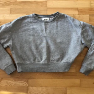 Monki tröja - Grå magtröja i bomull, bra skick, inte noppig.