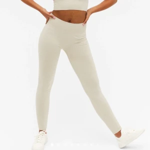 Träningsthigts - Träningsthigts från monki  storlek M. Aldrig använda. Funkar som S. . Köparen står för frakten 