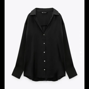 Zara skjorta - Super snygg silkes skjorta från zara!💕 Använd ett par gånger men säljer nu då jag inte använder den längre❤️❤️Helt nyskick! 😍😍Köpt för 279kr