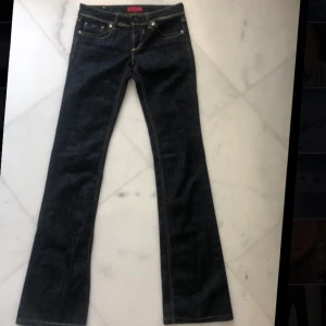 Re-Start jeans  - Säljer dessa skitsnygga mörkblåa, lågmidjade jeansen med guldiga sömmar i storlek 27, men skulle säga att dem är som en XS/XXS. Märket är Re-Start, köpta på en butik i Rhodos. OBS⚠️Dem är försmå för mig så har inga bilder! midjemått: 72, Innerbensmått: 86