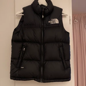 The north face väst - Kollar intresset på min 1996 retro nuptse gilet väst (svart) då den börjar bli liten. Det är junior storlek L/XL, motsvarar kanske en XS i damstorlek. Jackan är sparsamt använd och finns inga defekter. Nypris 2000kr