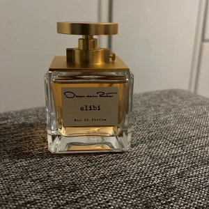 250 - Oscar De La Renta Alibi EdP 100 ml Helt ny paket ingår med 