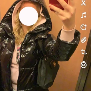 Snygg jacka - Snygg moncler liknande jacka som jag köpte i början av  året från Zara. Säljer för att jag köpt en ny! Strl S Vid snabb affär kan ja gå ner mycket i pris!